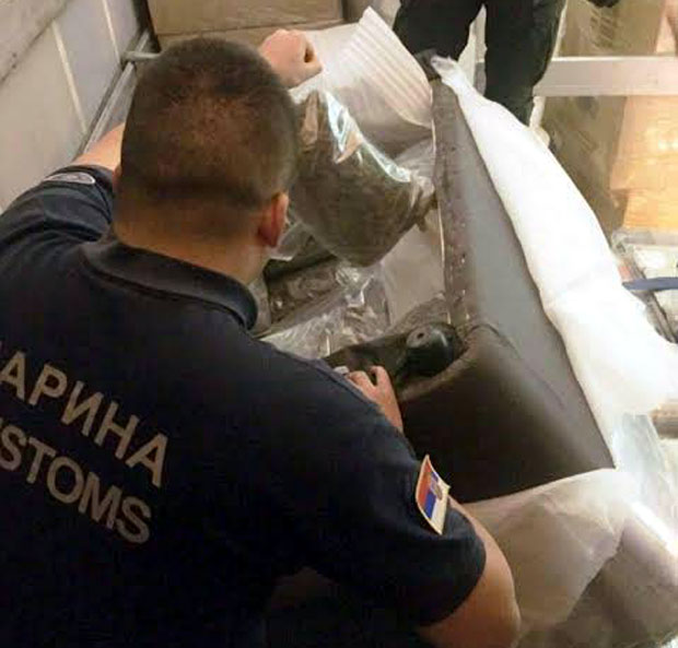 Дрогу крију и у кроасану
